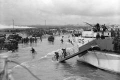 17074593_web1_copy_190605-SAA-D-Day-Disembarking2-Copy
