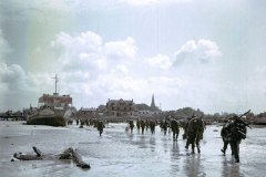 canadian_soldiers_juno_beach_town